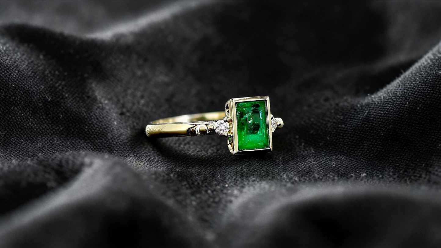 Toyokawa Certified 0.73cts. Green Columbian Emerald Ring with 18K Yellow Gold and White Diamonds Size US 6.5  - R17