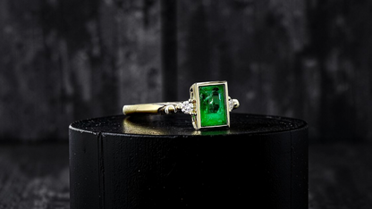 Toyokawa Certified 0.73cts. Green Columbian Emerald Ring with 18K Yellow Gold and White Diamonds Size US 6.5  - R17