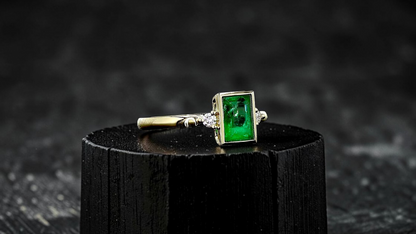 Toyokawa Certified 0.73cts. Green Columbian Emerald Ring with 18K Yellow Gold and White Diamonds Size US 6.5  - R17