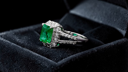 Handa MADE IN JAPAN Certified 2.34 cts. Minor Oil Vivid Green Columbian Emerald Ring with Platinum 900 and White Diamonds Size US6  - R14