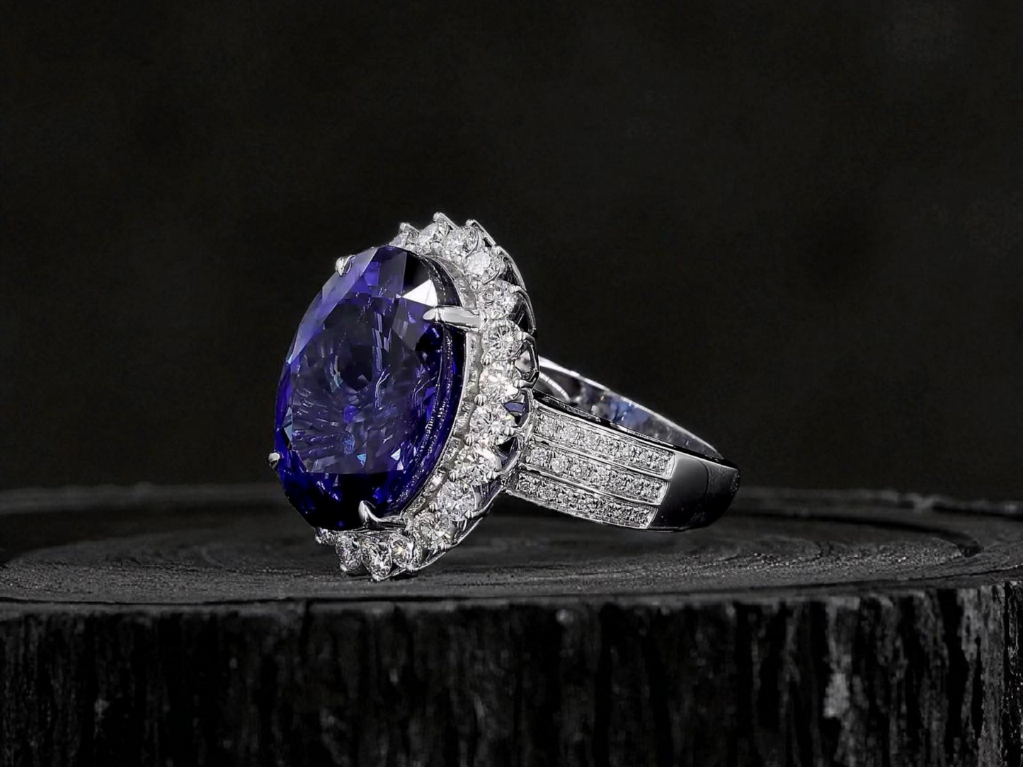 Avellino (13.50 cts.) Tanzanite and Natural Diamonds Ring (with 18K White Gold) -R3955