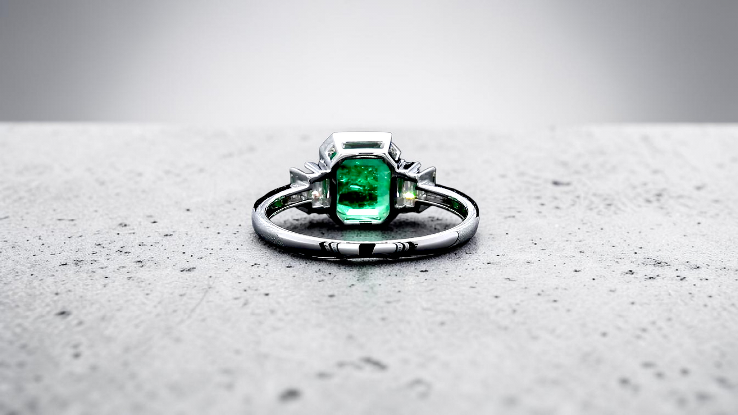 Akita MADE IN JAPAN Certified 2.41 cts. Bright Green Columbian Emerald Ring (with 18K White Gold and White Diamonds) Size US10  - R23