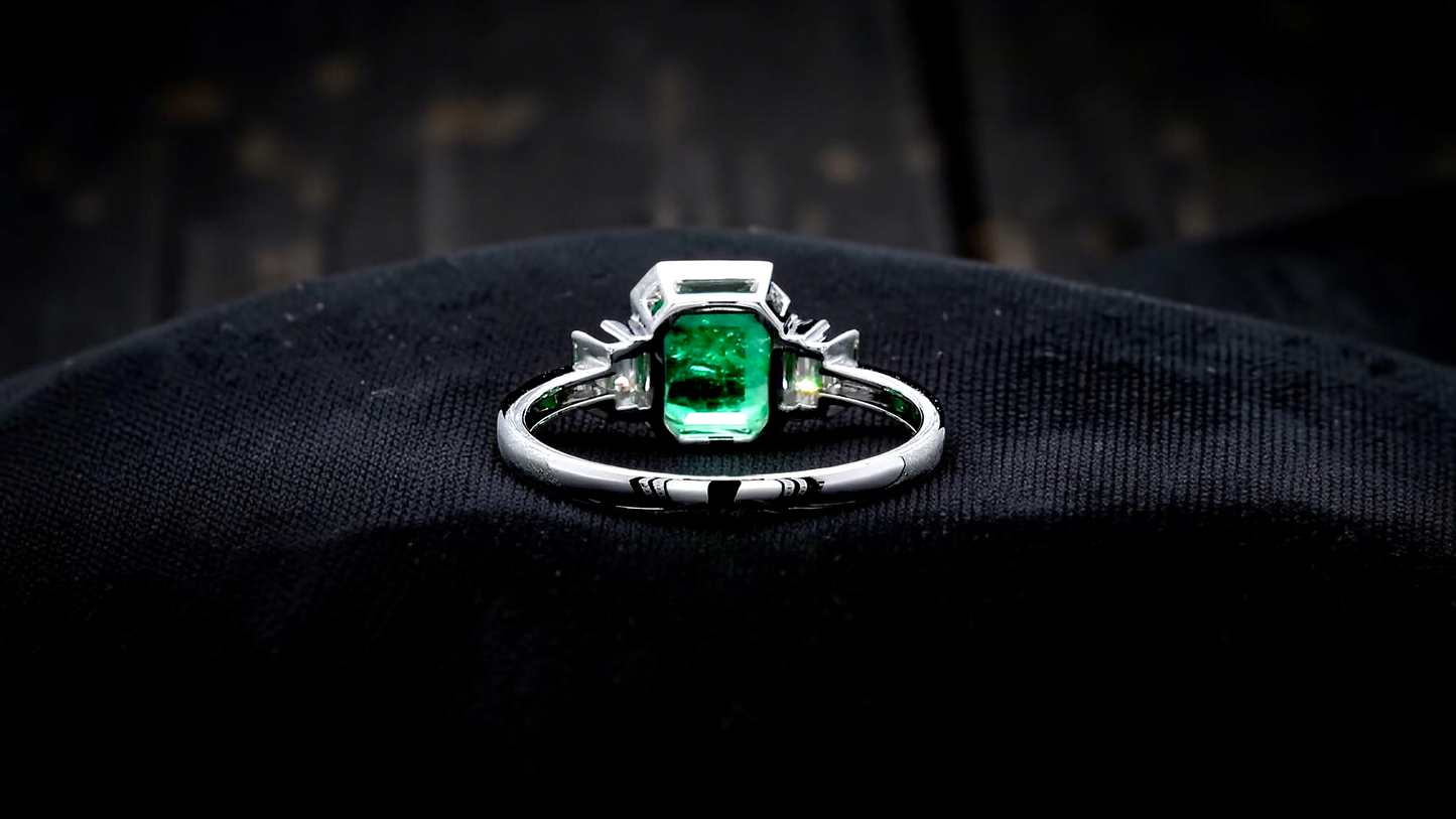 Akita MADE IN JAPAN Certified 2.41 cts. Bright Green Columbian Emerald Ring (with 18K White Gold and White Diamonds) Size US10  - R23