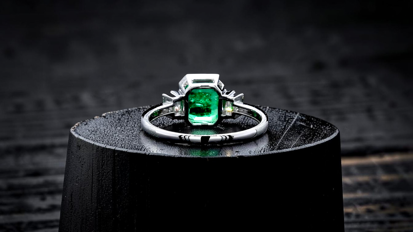 Akita MADE IN JAPAN Certified 2.41 cts. Bright Green Columbian Emerald Ring (with 18K White Gold and White Diamonds) Size US10  - R23