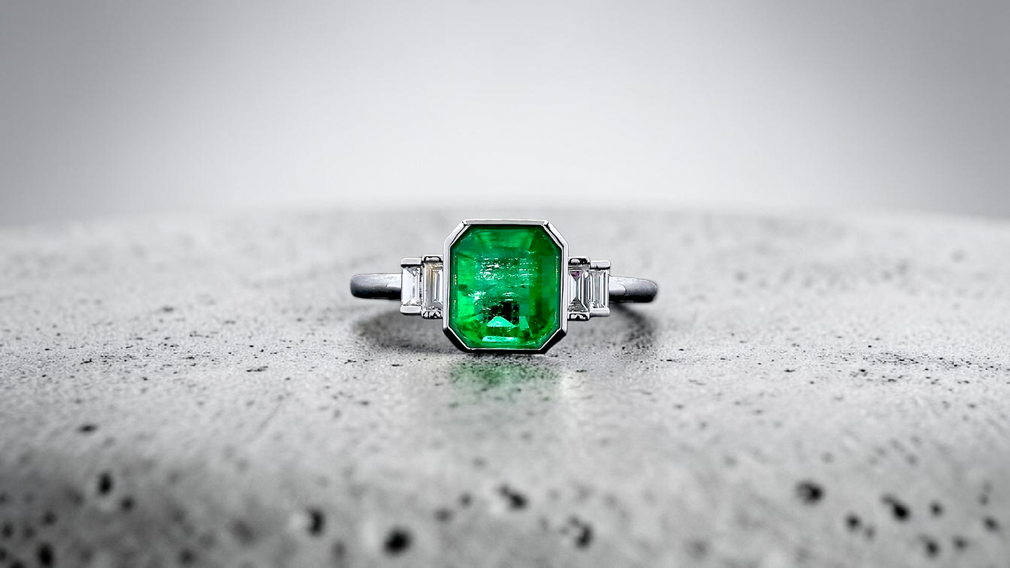 Akita MADE IN JAPAN Certified 2.41 cts. Bright Green Columbian Emerald Ring (with 18K White Gold and White Diamonds) Size US10  - R23