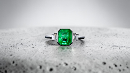 Akita MADE IN JAPAN Certified 2.41 cts. Bright Green Columbian Emerald Ring (with 18K White Gold and White Diamonds) Size US10  - R23