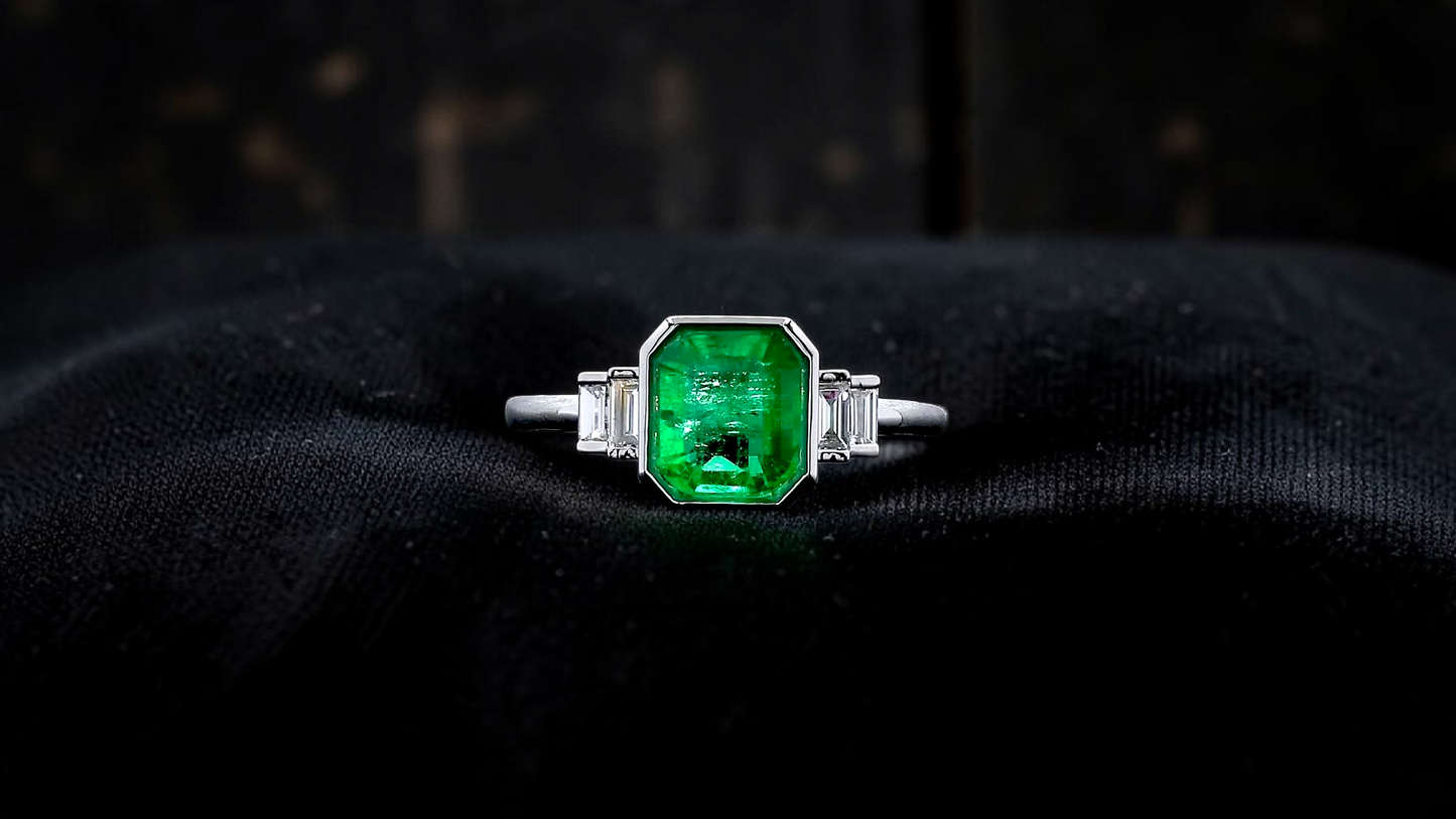 Akita MADE IN JAPAN Certified 2.41 cts. Bright Green Columbian Emerald Ring (with 18K White Gold and White Diamonds) Size US10  - R23