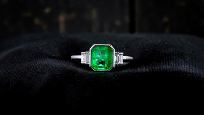 Akita MADE IN JAPAN Certified 2.41 cts. Bright Green Columbian Emerald Ring (with 18K White Gold and White Diamonds) Size US10  - R23