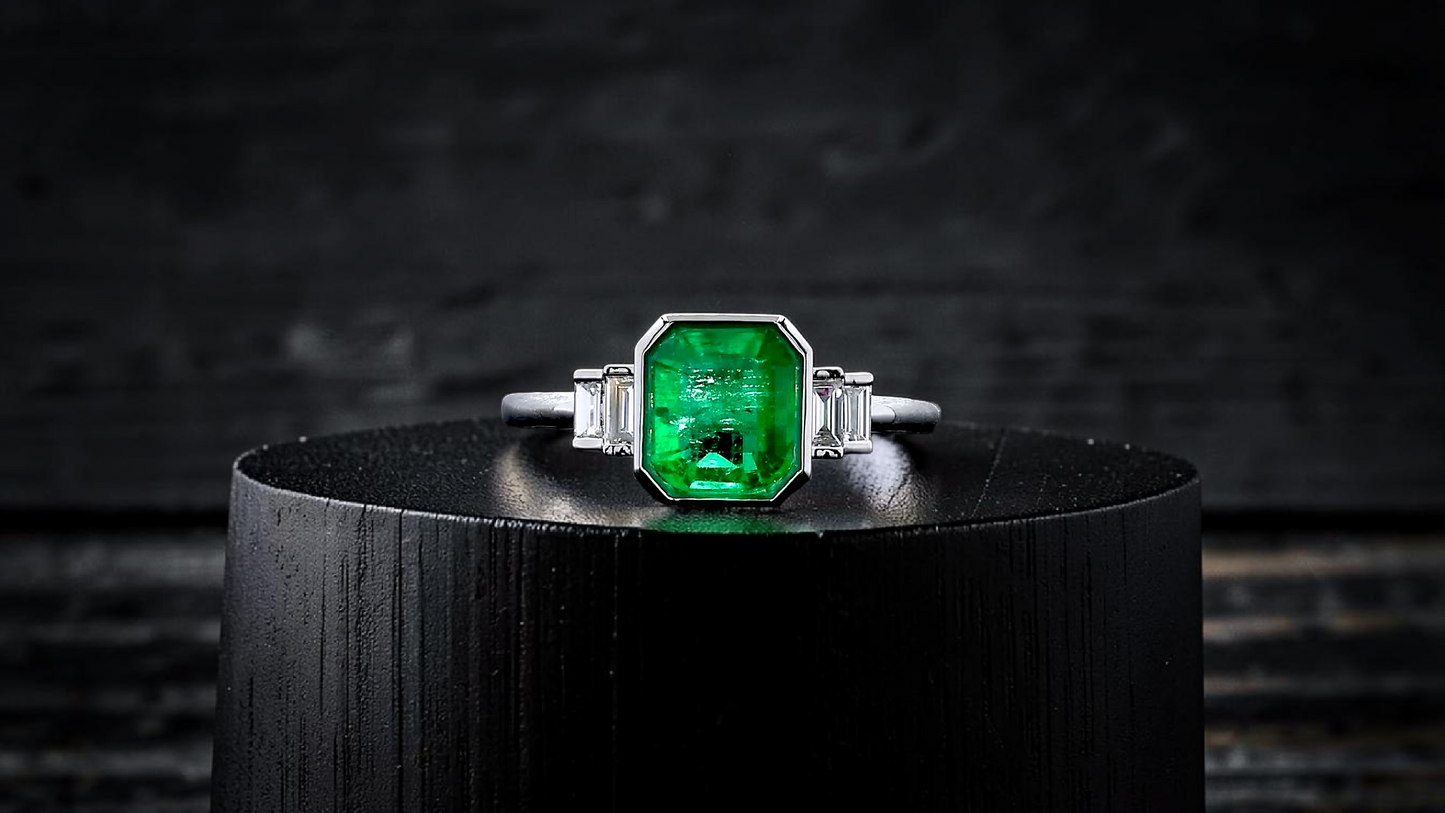 Akita MADE IN JAPAN Certified 2.41 cts. Bright Green Columbian Emerald Ring (with 18K White Gold and White Diamonds) Size US10  - R23