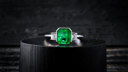 Akita MADE IN JAPAN Certified 2.41 cts. Bright Green Columbian Emerald Ring (with 18K White Gold and White Diamonds) Size US10  - R23
