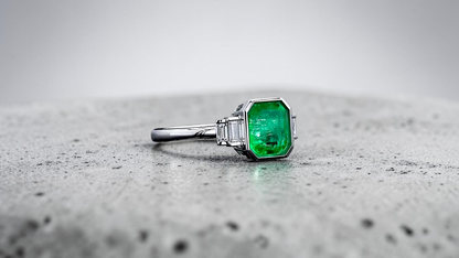 Akita MADE IN JAPAN Certified 2.41 cts. Bright Green Columbian Emerald Ring (with 18K White Gold and White Diamonds) Size US10  - R23