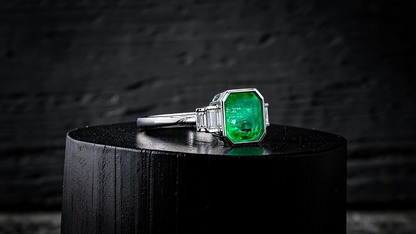 Akita MADE IN JAPAN Certified 2.41 cts. Bright Green Columbian Emerald Ring (with 18K White Gold and White Diamonds) Size US10  - R23