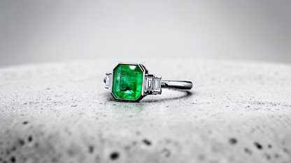 Akita MADE IN JAPAN Certified 2.41 cts. Bright Green Columbian Emerald Ring (with 18K White Gold and White Diamonds) Size US10  - R23