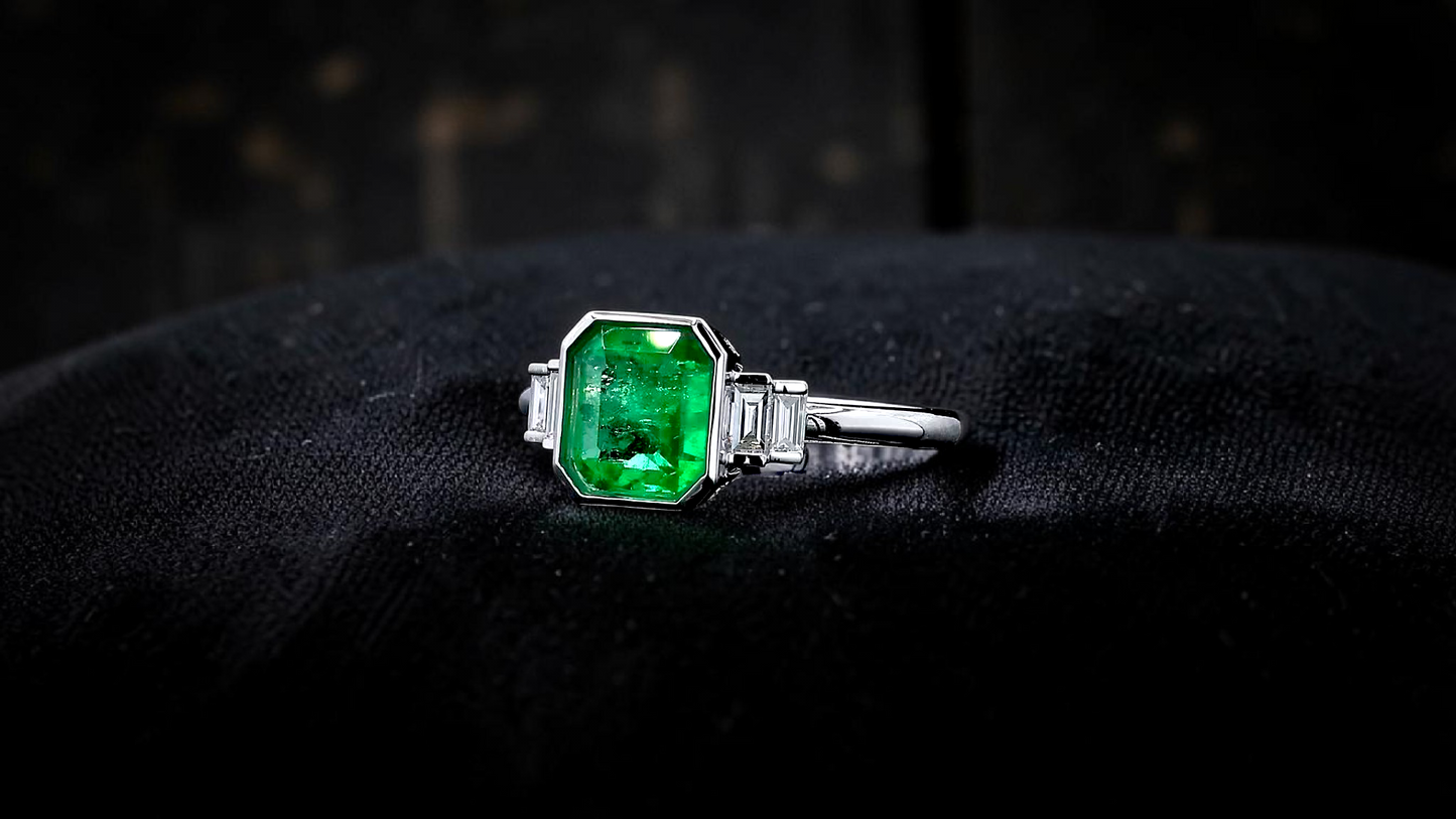 Akita MADE IN JAPAN Certified 2.41 cts. Bright Green Columbian Emerald Ring (with 18K White Gold and White Diamonds) Size US10  - R23