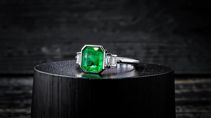 Akita MADE IN JAPAN Certified 2.41 cts. Bright Green Columbian Emerald Ring (with 18K White Gold and White Diamonds) Size US10  - R23