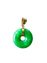 將圖片載入到圖庫檢視器中， Jade Tai Disc Pendant (with 14K Gold)