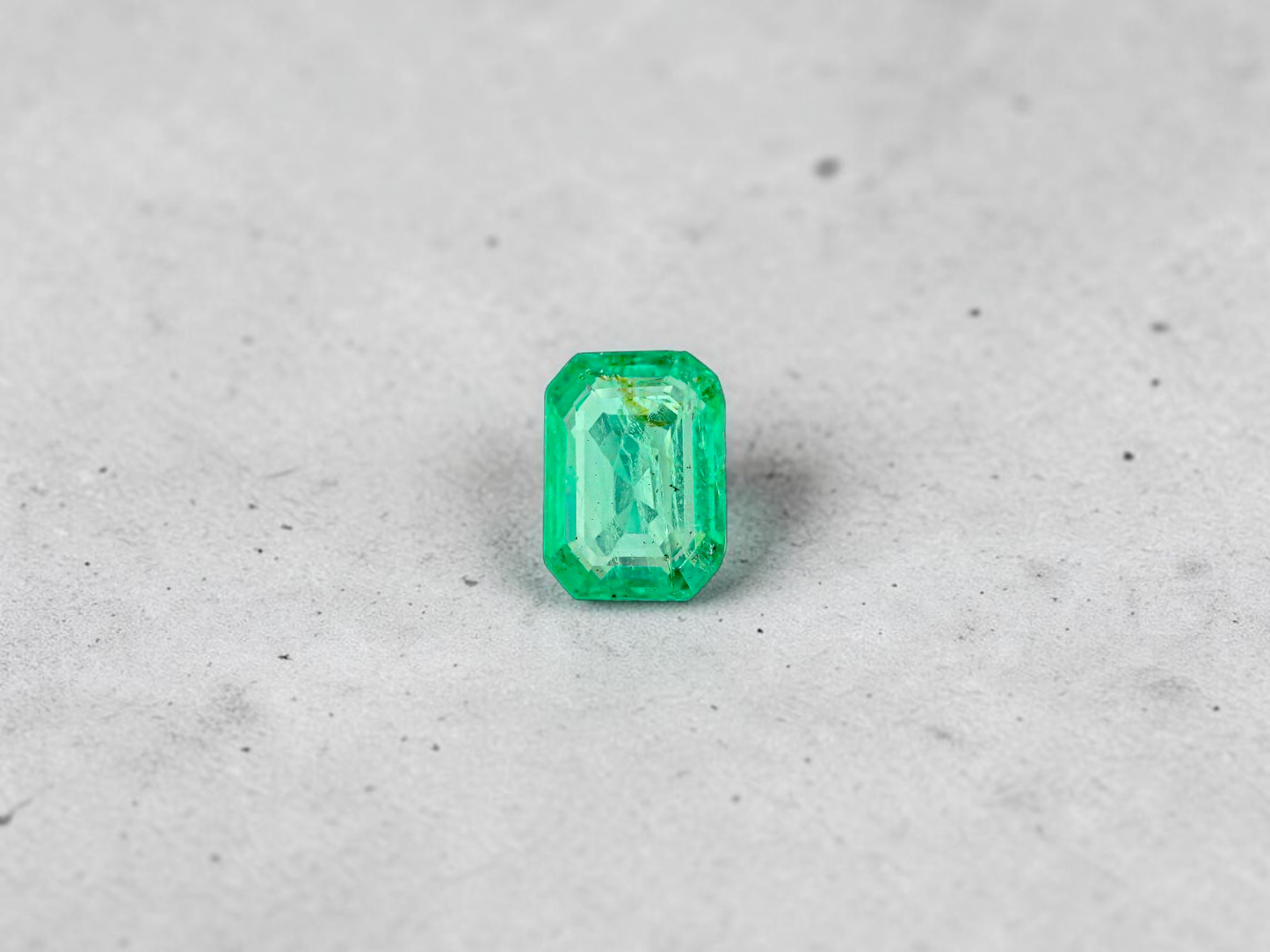 GIA Certified 1.98 cts Minor Oil Bright Green (Columbia) Emerald Octagon Shape Loose Stone LS82