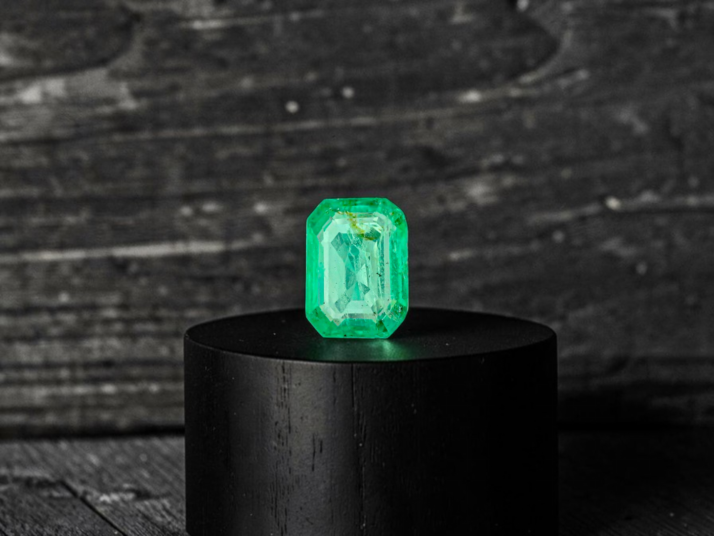 GIA Certified 1.98 cts Minor Oil Bright Green (Columbia) Emerald Octagon Shape Loose Stone LS82