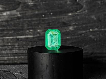 GIA Certified 1.98 cts Minor Oil Bright Green (Columbia) Emerald Octagon Shape Loose Stone LS82