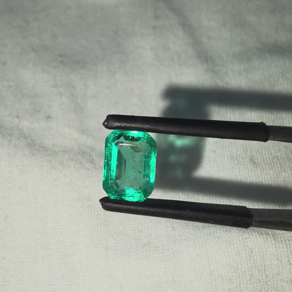 GIA Certified 1.98 cts Minor Oil Bright Green (Columbia) Emerald Octagon Shape Loose Stone LS82