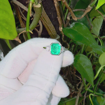 Akita MADE IN JAPAN Certified 2.41 cts. Bright Green Columbian Emerald Ring (with 18K White Gold and White Diamonds) Size US10  - R23