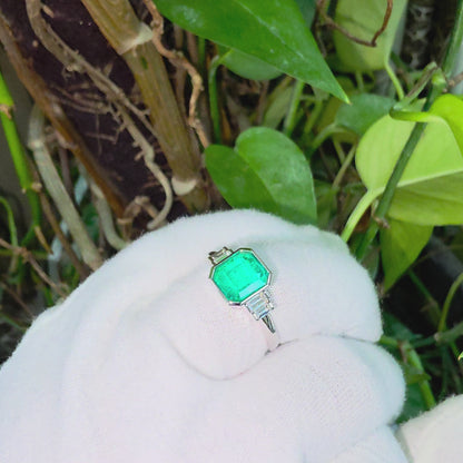 Akita MADE IN JAPAN Certified 2.41 cts. Bright Green Columbian Emerald Ring (with 18K White Gold and White Diamonds) Size US10  - R23