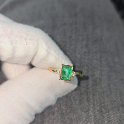 Toyokawa Certified 0.73cts. Green Columbian Emerald Ring with 18K Yellow Gold and White Diamonds Size US 6.5  - R17