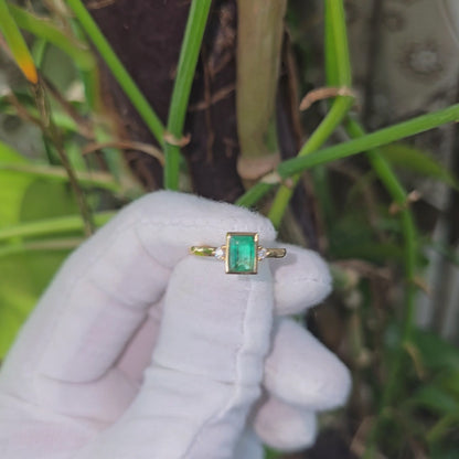 Toyokawa Certified 0.73cts. Green Columbian Emerald Ring with 18K Yellow Gold and White Diamonds Size US 6.5  - R17