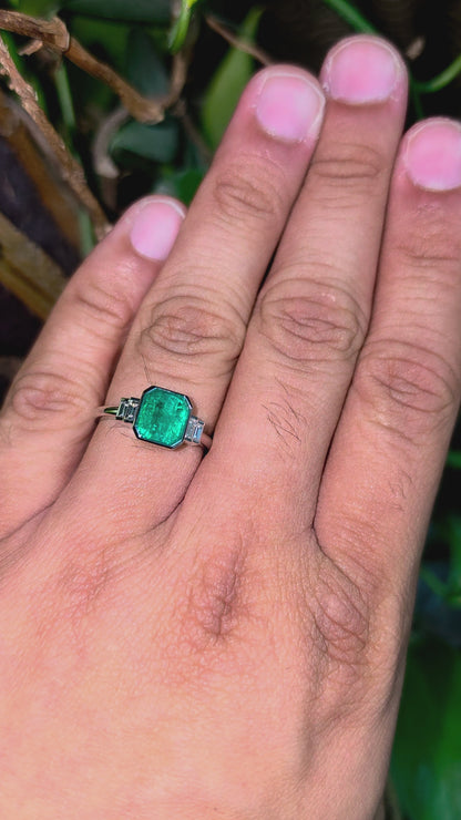 Akita MADE IN JAPAN Certified 2.41 cts. Bright Green Columbian Emerald Ring (with 18K White Gold and White Diamonds) Size US10  - R23